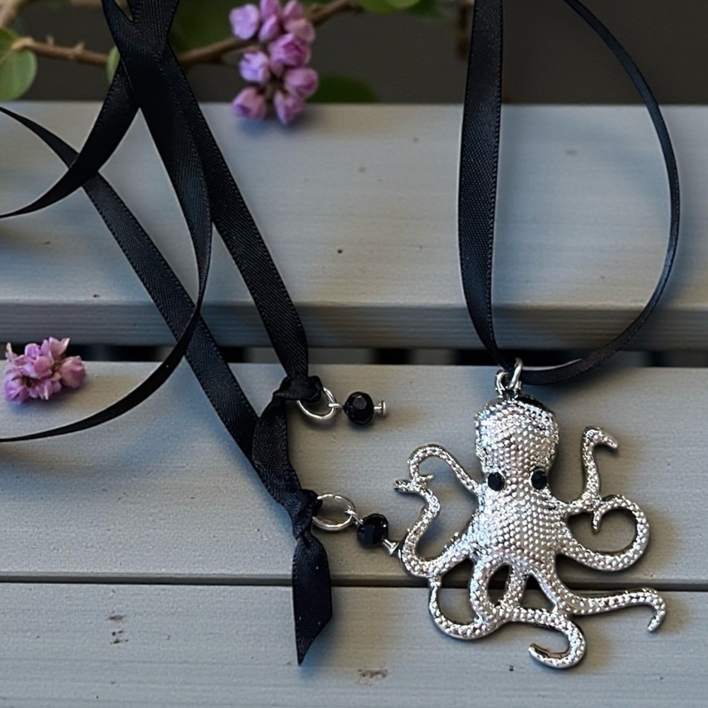 Shiny Silver Toned Octopus Pendant Choker Necklace - Picture 15 of 17